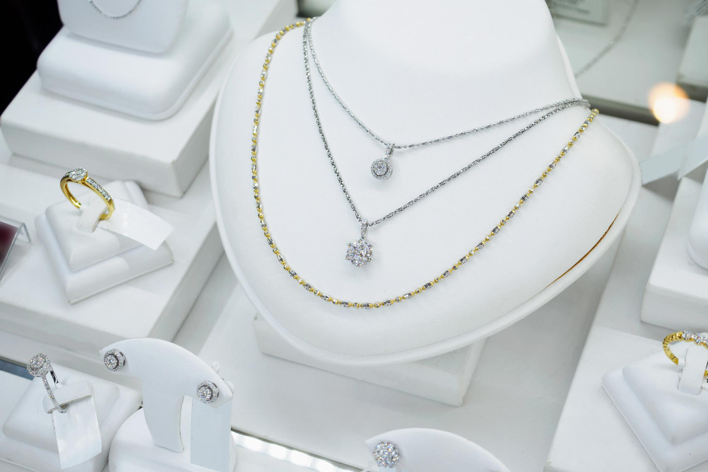 The 20 Best Jewellery Stores In Ottawa 2022   Jewelry Diamond Shop With Rings Necklaces Luxury Retail Store Window Display Showcase 